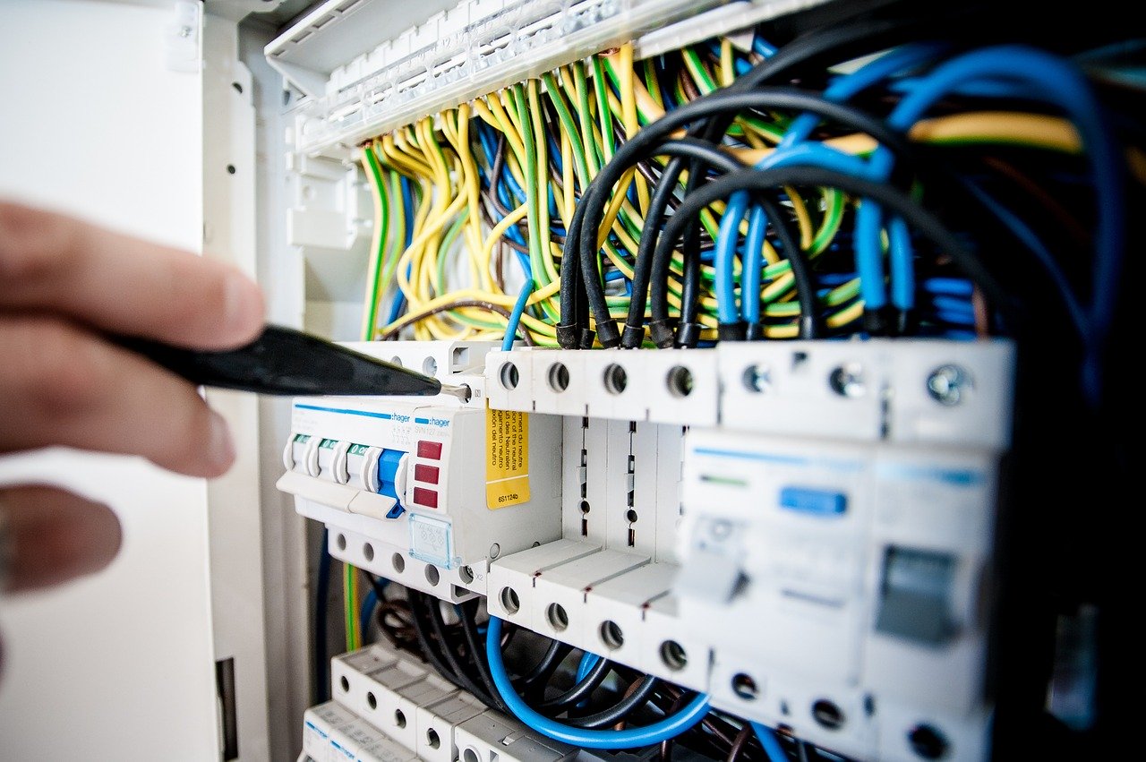 Installation électrique : les bailleurs doivent garantir la sécurité, pas forcément un réseau aux normes