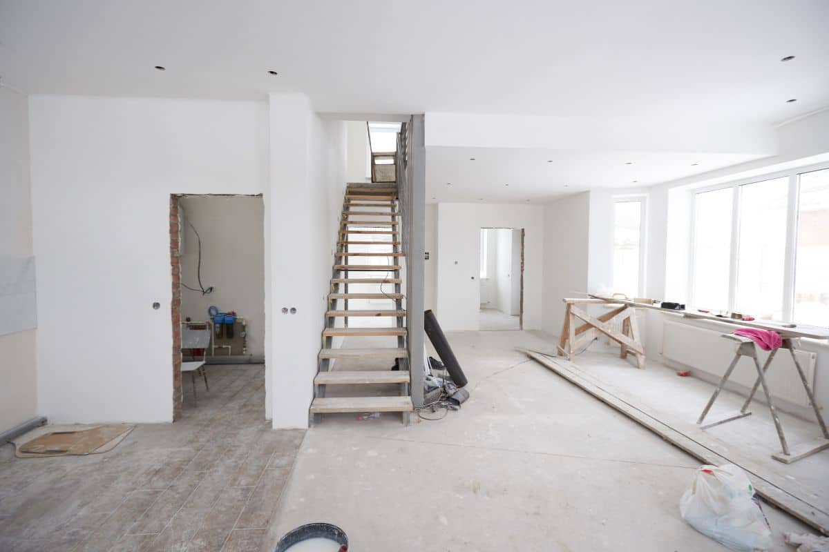 Cinq ans après son acquisition, l’appartement de Frédéric reste un chantier, entre stress et inquiétudes nocturnes