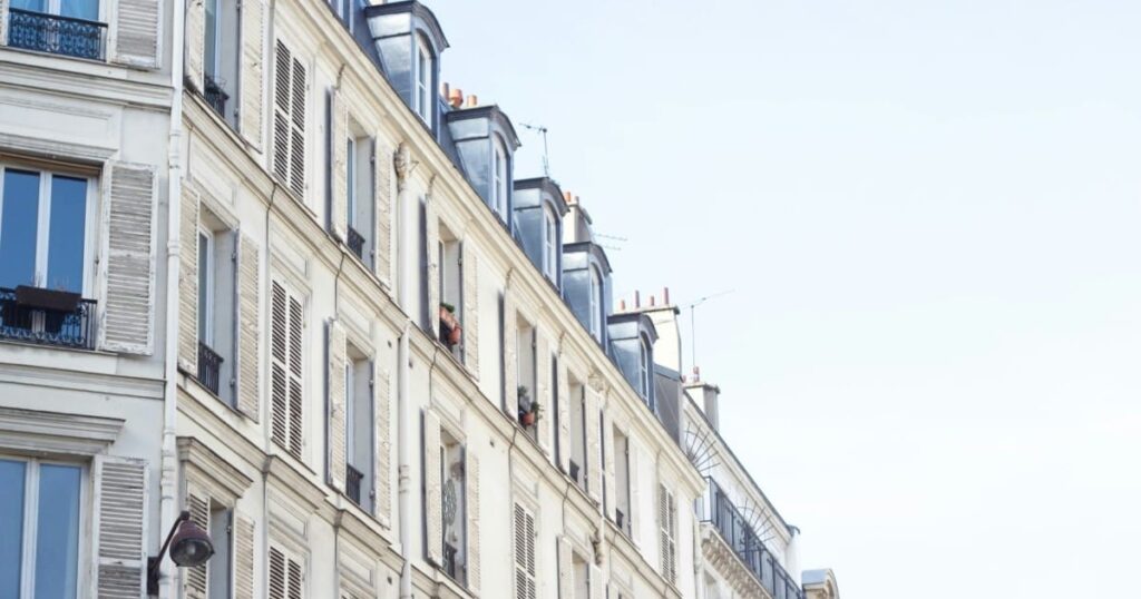 découvrez les défis du logement à paris : pénurie, coûts élevés et options limitées. informez-vous sur les solutions et les ressources disponibles pour surmonter ces obstacles et trouver un logement adapté dans la capitale.