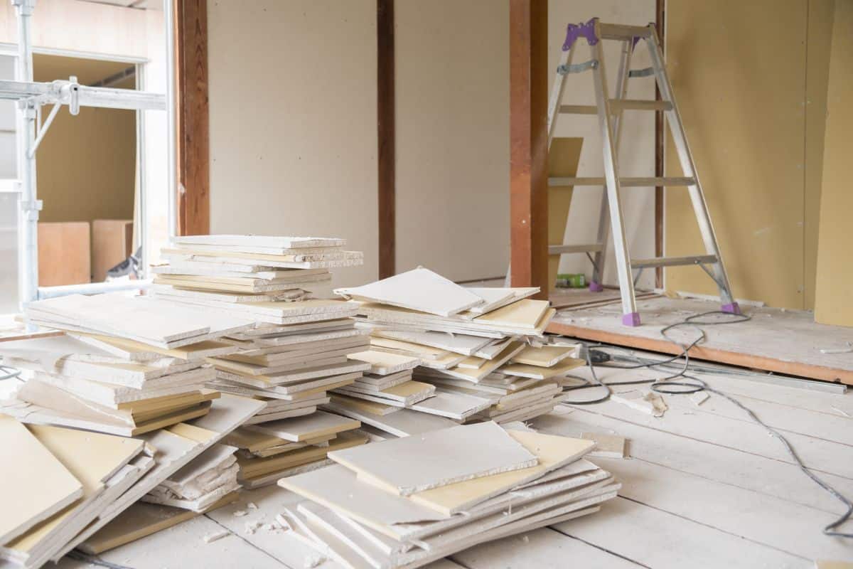 Un couple découvre son appartement squatté : parquet endommagé, odeurs persistantes et traces d’urine