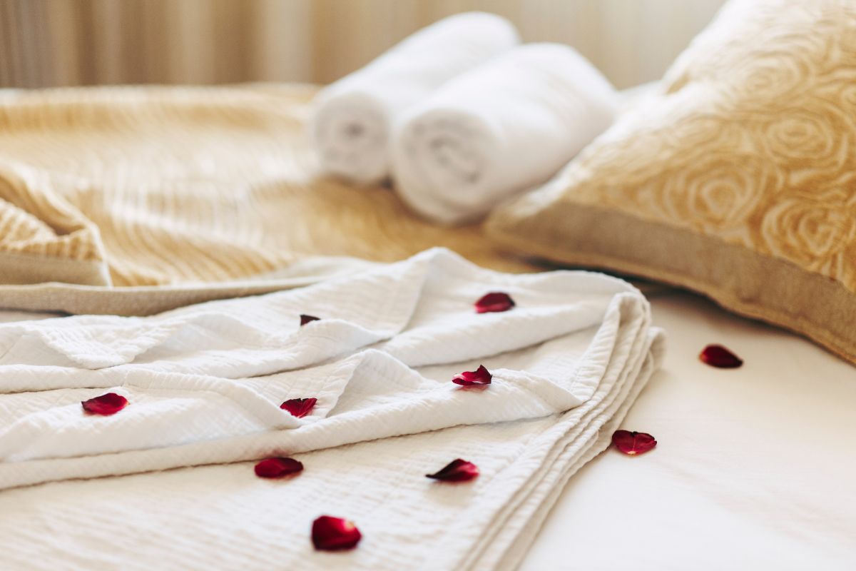 Chambres d&rsquo;amour : la tendance des escapades sensuelles explose, mais restez vigilants face aux pièges potentiels