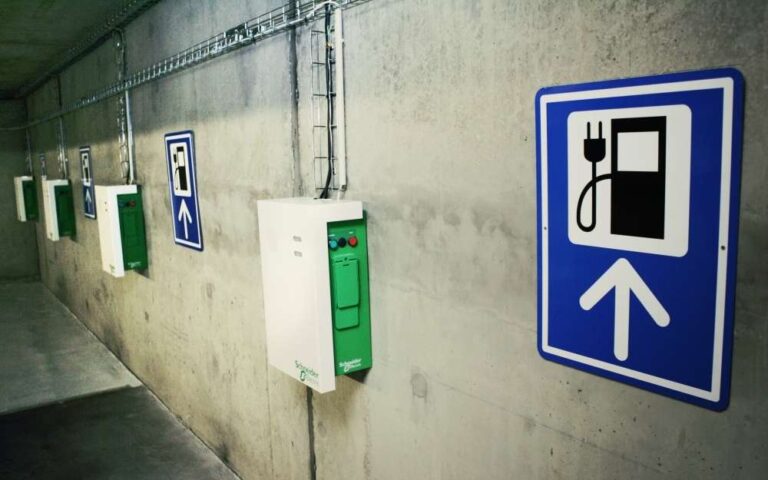 découvrez comment établir un budget efficace pour l'installation de bornes de recharge dans votre copropriété. optimisez votre projet de transition énergétique tout en tenant compte des besoins de tous les copropriétaires.