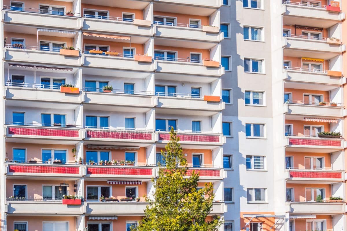 Aménagements autorisés et interdits dans un logement HLM : ce que vous devez savoir