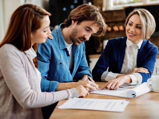 Agent immobilier avec ses clients bailleurs